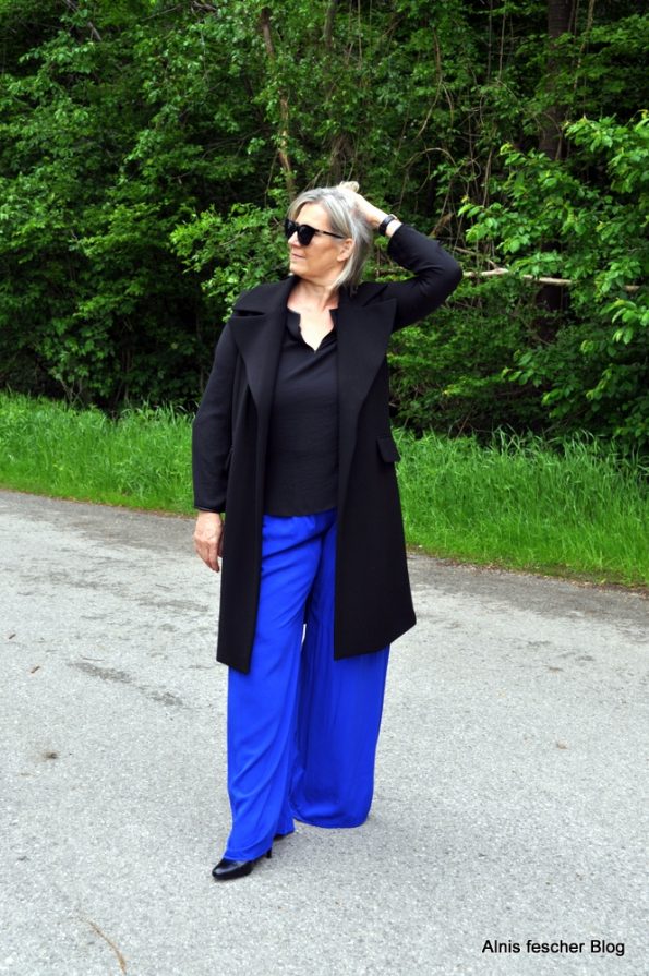 Longblazer mit royalblauer Hose