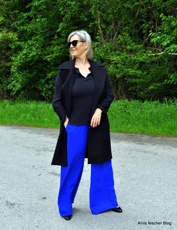 Longblazer mit royalblauer Hose