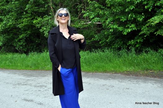 Longblazer mit royalblauer Hose