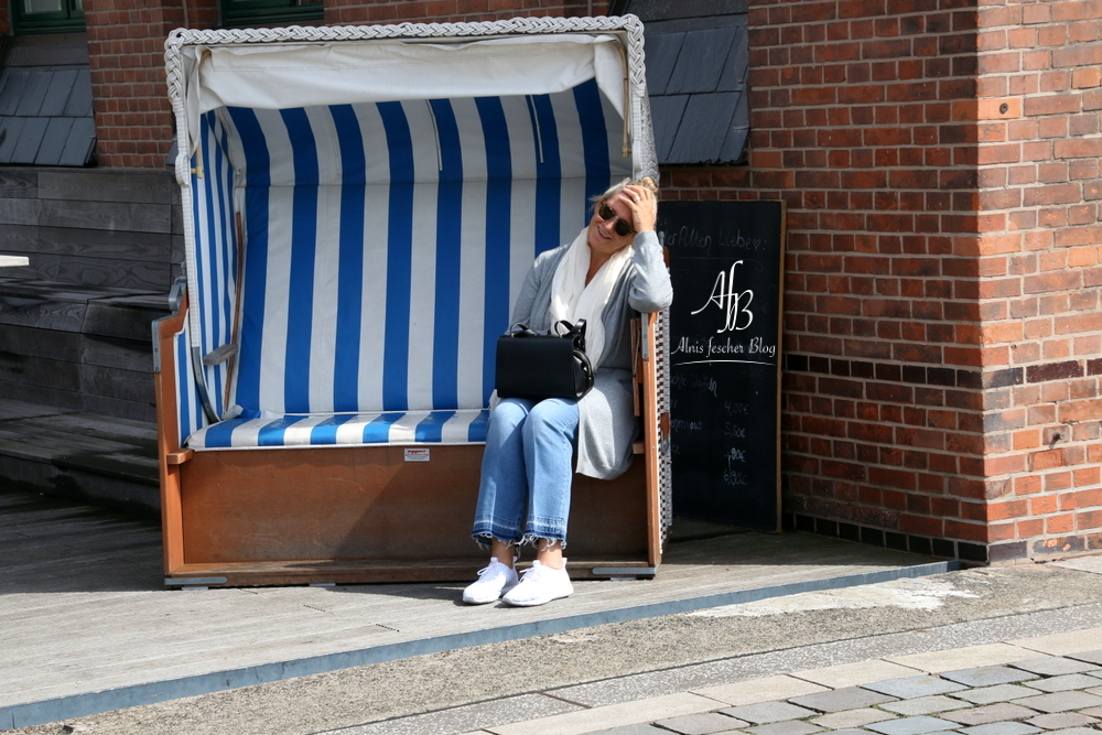 Black Accessories: Tasche und Pantoletten mit übergroßer Schleife