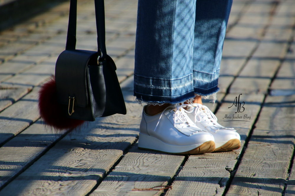 alnis-musette-sneakers-white-blouse-3
