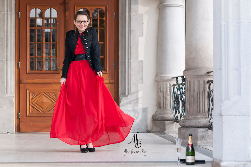 Weihnachtsoutfit: Rotes Kleid mit Military Jacke