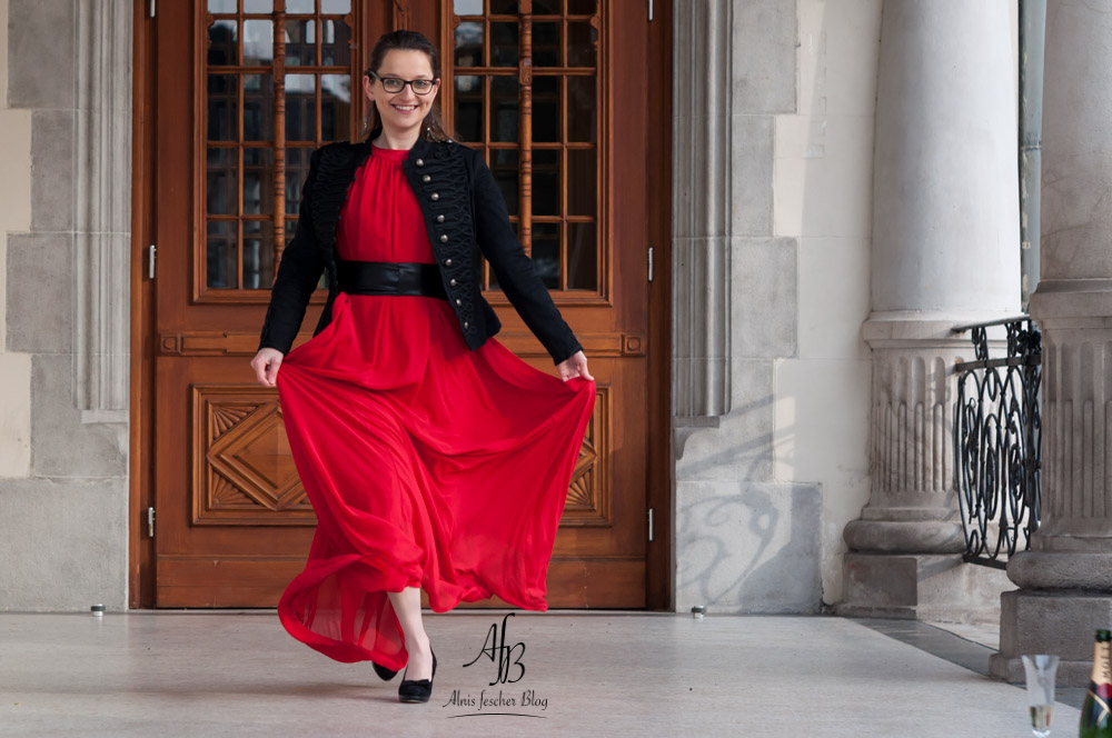 Weihnachtsoutfit: Rotes Kleid mit Military Jacke