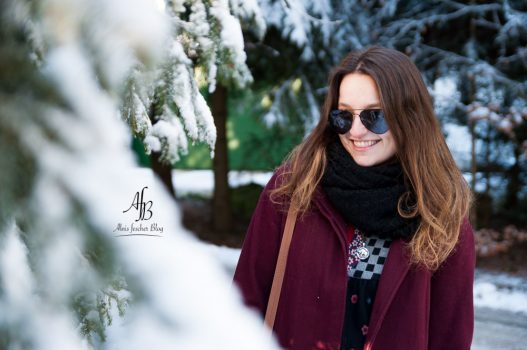 Outfit: Kleid mit Mantel und Socken über Stiefletten