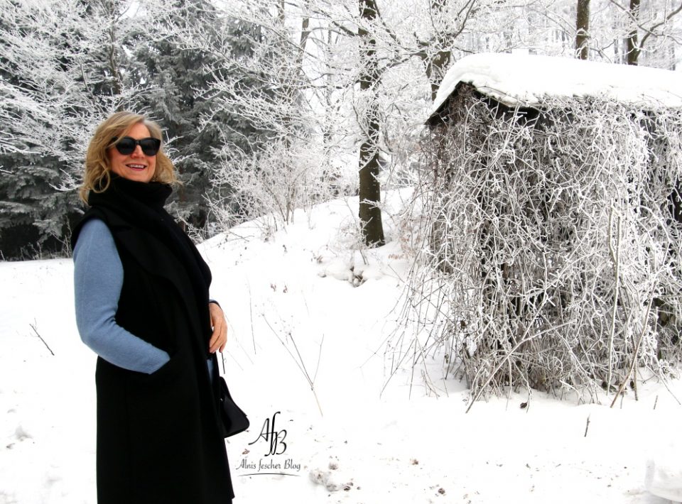 Outfit: Longblazer und Pullover mit Schleife am Rücken