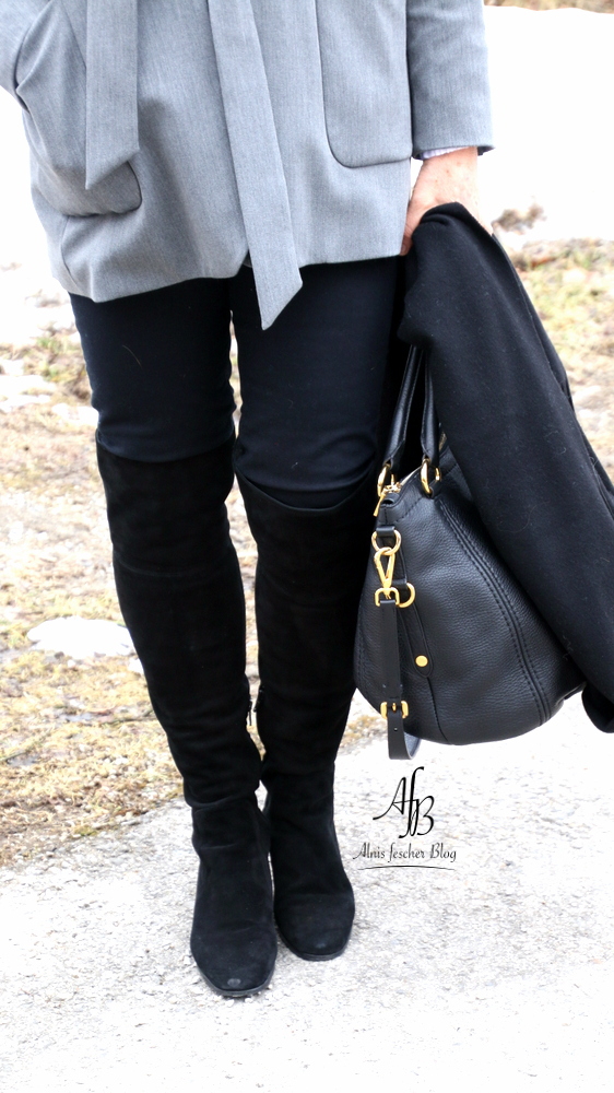 Business Outfit: Schwarze Jeans und weiße Volant-Bluse