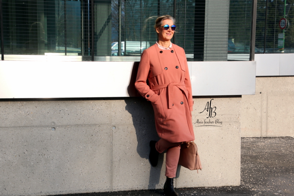Outfit - Inspiration: Trenchcoat Ton in Ton mit 7/8 Hose
