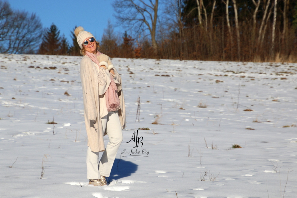 Outfit: Volant-Bluse - Pastell im Winter