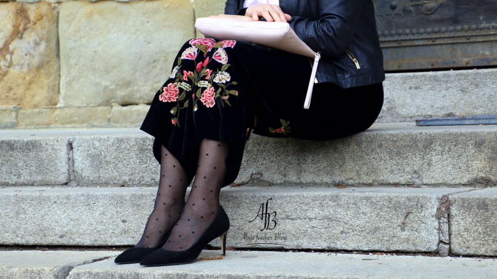 Outfit: Culotte mit Stickerei, Seidenbluse und Lederjacke
