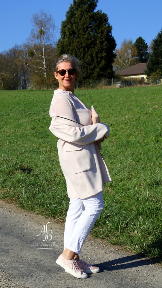 Outfit: Rosa Frühlingsmantel, Seidenbluse und Sneakers