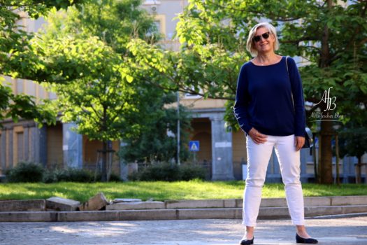 Outfit-Inspiration Milano: Dunkelblaue Kaschmir-Kombination