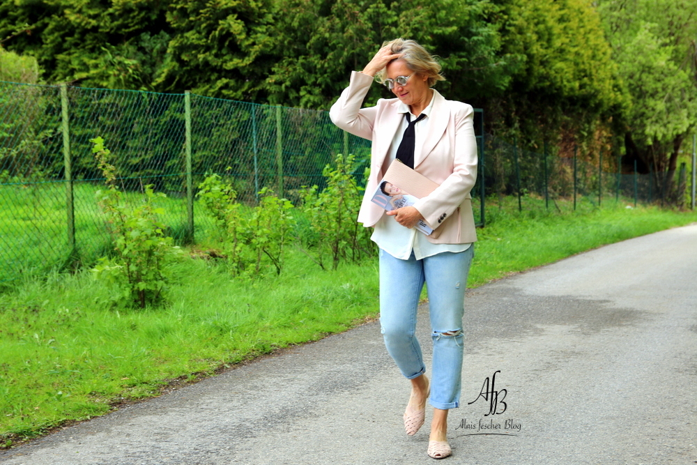 Outfit: Rosa Blazer mit Destroyed Jeans