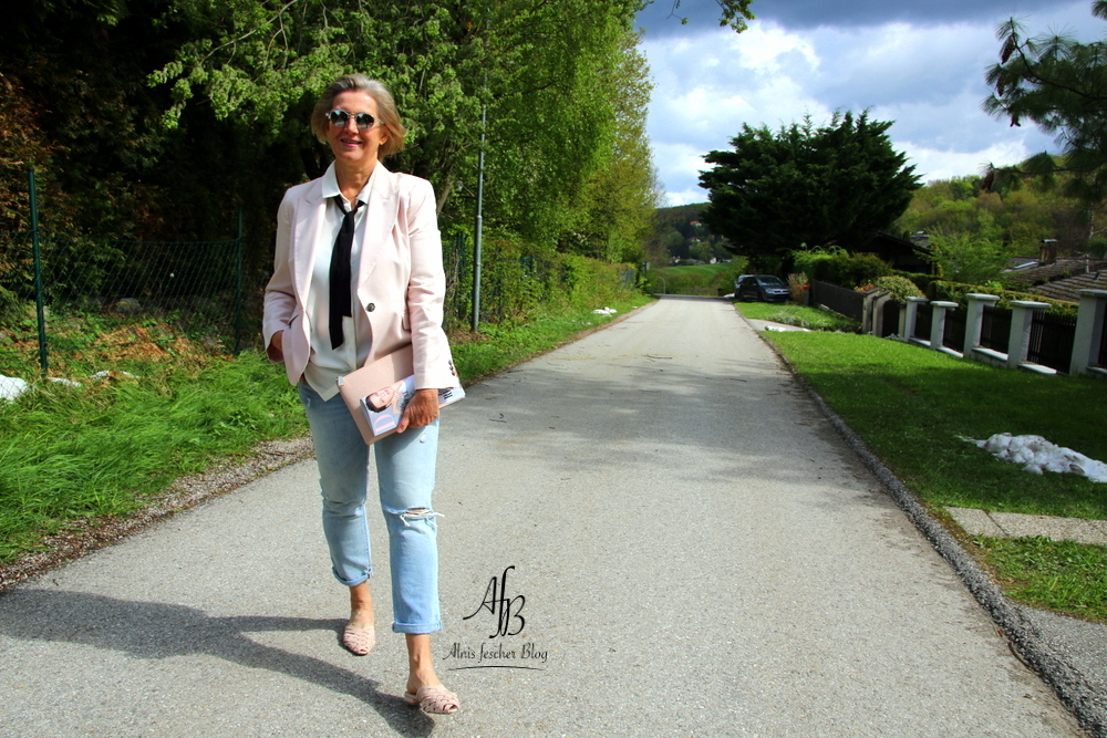 Outfit: Rosa Blazer mit Destroyed Jeans