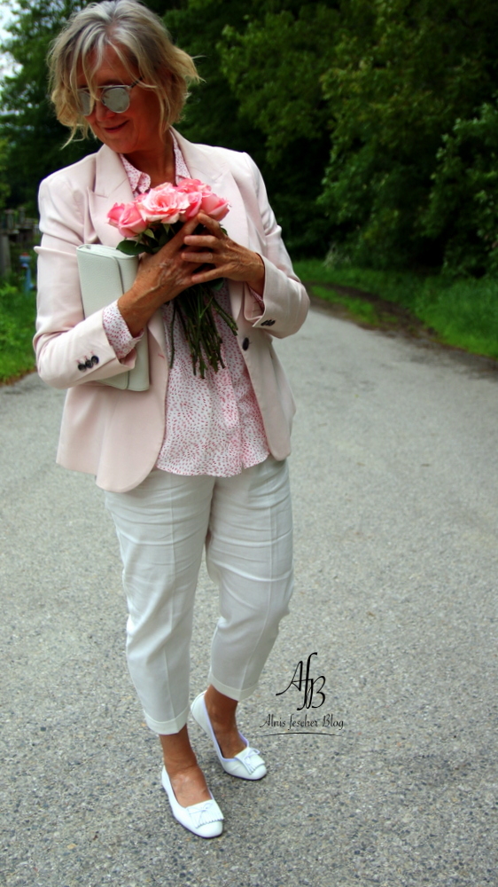 Outfit: Seidenbluse und rosa Blazer, Leinenhose und Ballerette