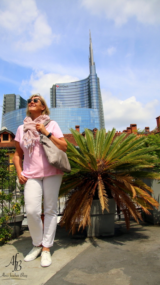 Rosa Outfit: Über den Dächern von Mailand