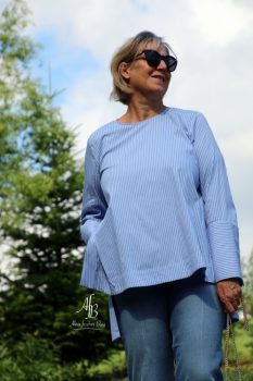 Lässige Statementbluse mit Flared Jeans und Pantoletten