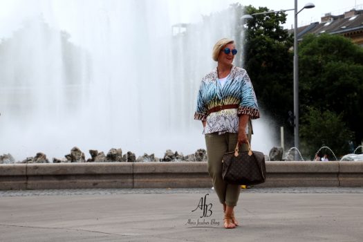 Outfit: Print-Jacke mit leichter Sommerhose und Ledersandale