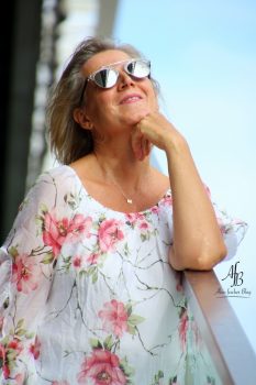 Outfit: Sommerprint-Bluse mit Flared Jeans und trendy Ballerinas