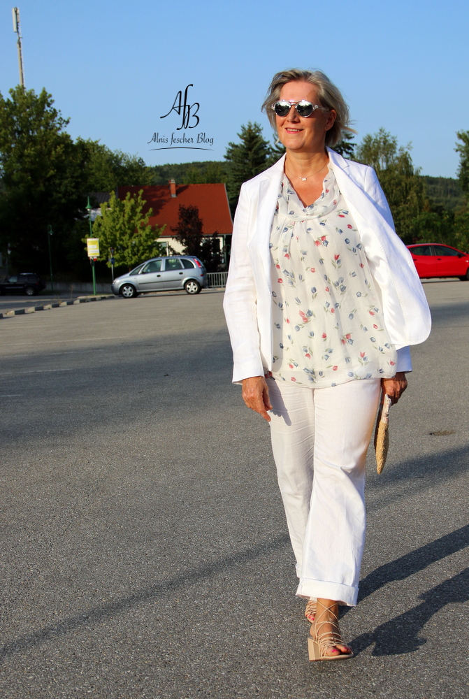 Outfit: Leichte Sommerbluse, Blazer und Hose aus Leinen in Weiß