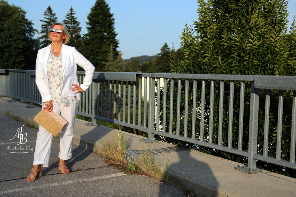 Outfit: Leichte Sommerbluse, Blazer und Hose aus Leinen in Weiß