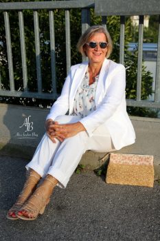 Outfit: Leichte Sommerbluse, Blazer und Hose aus Leinen in Weiß