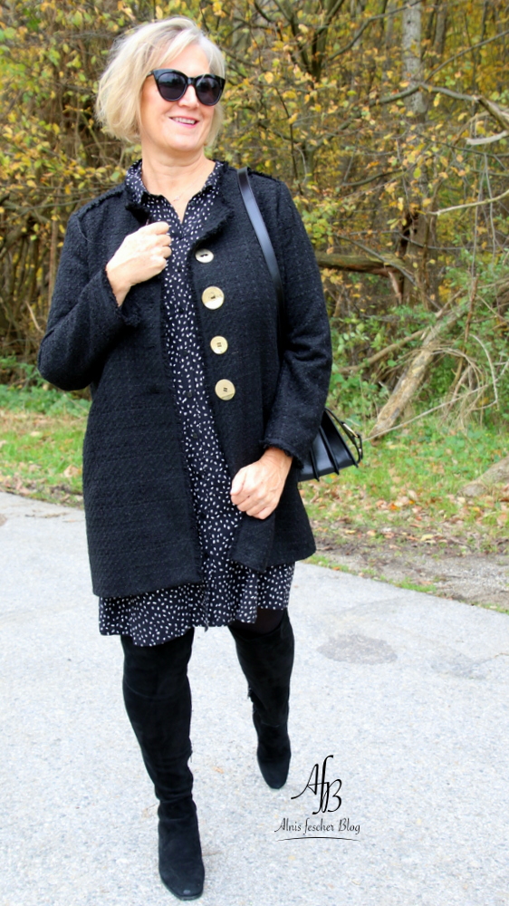 Outfit: Mantel im Chanel-Stil, Kleid und Overknees