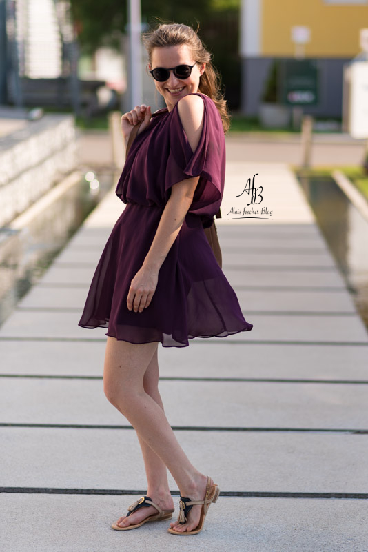 Neuer Lebensabschnitt mit violettem Sommerkleid
