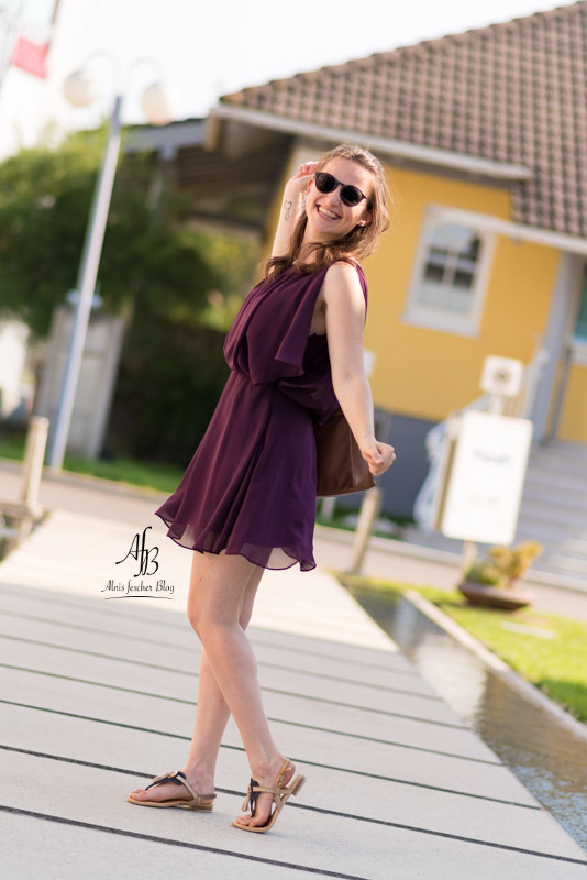 Neuer Lebensabschnitt mit violettem Sommerkleid