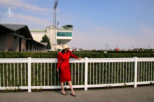 Rotes Vintagekleid auf der Trabrennbahn